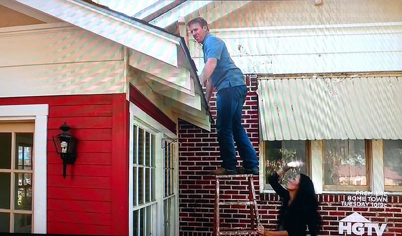 chip on top step of ladder